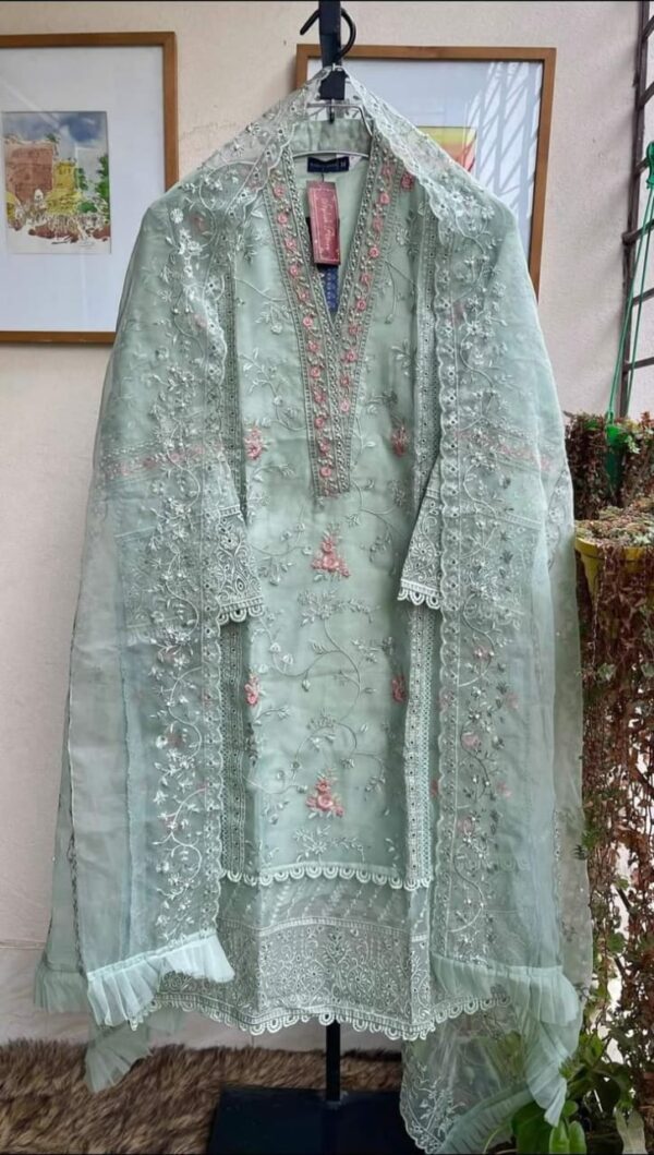 لباس سه‌تکه گلدوزی شده